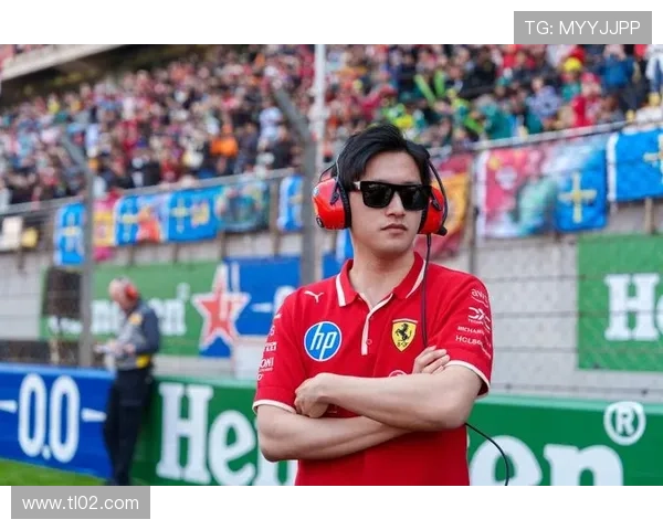 林俊杰现身F1新加坡大奖赛现场激动合影中国车手周冠宇引粉丝热议
